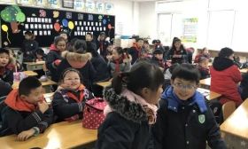 “弹性离校”升级后人气更旺：剪纸、击剑、航模几十种课程供选择
