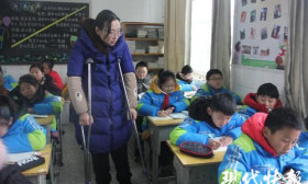 连云港女教师摔伤腿拄拐上课 家长：孩子们的福气