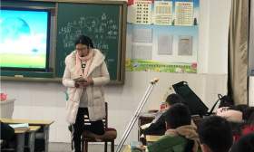 你跪着上课的画面真美 泰州女教师刷爆网络