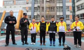 开学第一天机器人小 i 走进校园 小学生近距离接触人工智能