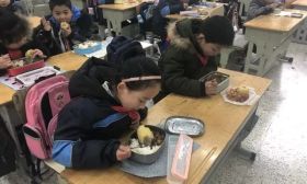 想知道学生的午餐是怎么做出来的吗？一起来四方小学看看吧！