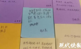 残疾学生无法行走 31名同学轮流给他当“影子”