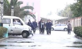 少年放学回家路上 随手捡了一个蓝色袋子 里面竟然装着500万