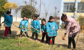 江安镇东燕幼儿园：拥抱春天，呵护绿色
