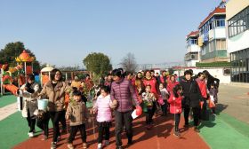 曲塘镇中心幼儿园：春风十里 植树有你