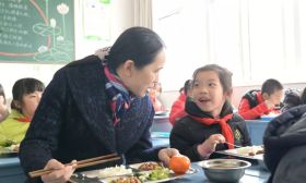 通州实小：校长陪餐为学生安全饮食护航