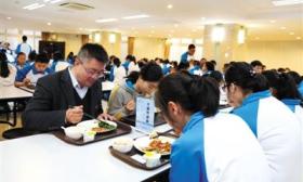 “校长陪餐”已成中小学幼儿园“标配”