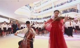 燃爆了！南京师生“快闪”唱响《我和我的祖国》