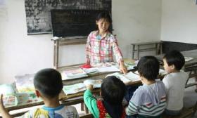 深山独臂女教师：单手砍出上学路，34年培育上千学生
