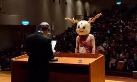日本大学的cosplay毕业典礼令人羡慕，校长因憋笑差点内伤
