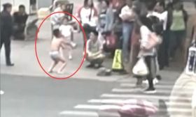 男孩被罚街头蹲马步，家长：他在学校干这事，必须狠狠罚！网友吵炸了