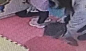 扬州一女儿被早教机构老师打？妈妈看了监控直后悔 