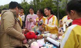 梅岭中学京华城校区开展“牵手希望•共圆梦想”跳蚤市场暨2019希望工程微捐赠活动