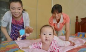 鼓励幼儿园开托班、虐童行为零容忍……国办发文，婴幼儿照护服务将有这些变化 