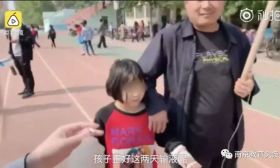 10岁女童举吊瓶参观衡水中学，父亲：一定要考上！网友炸了… 