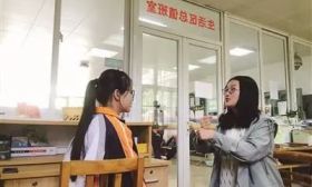 南京这所无声校园里，有位“十项全能”生活老师