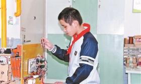 12岁小学生发明晾衣神器 “智能晴雨篷”雨天会自动收回晾衣