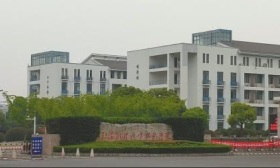 江苏校园反杀案死者父亲：网上的口水恨不得把我们淹死