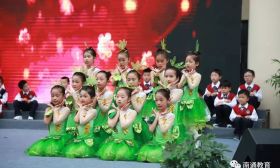 南山湖小学一年级入队仪式唱响“红领巾 中国情”