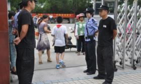 专职保安将成城市中小学校园标配，“老弱病”问题仍是痛点