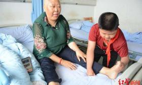 10岁小学生独自照顾患癌妈妈 妈妈最担心将来谁来照顾儿子