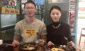 考点外跪谢母亲的考生找到了 高颜值妈妈惊呆网友