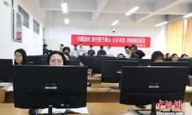 甘肃高考考生家长走进评卷现场 观摩阅卷全过程