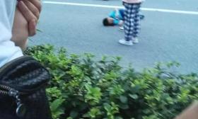桂林一女大学生开共享汽车撞飞一大一小！孩子身下全是血生死未卜