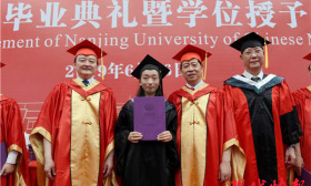 “励志姐”延迟3年毕业 校长亲手给她颁发毕业证书