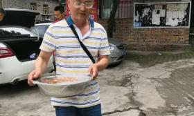 担心学生安全 四川珙县一副校长慌乱中穿错鞋救灾