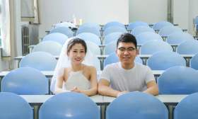 记录幸福瞬间：情侣毕业四年重返母校拍婚纱照