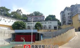 南宁一学校被曝犯错学生遭吊打剃光头 官方：属实