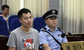 “20年后打老师”案宣判在即 打人者妻子：有人叫我们别再发声