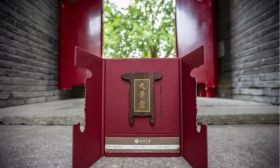 “学堂门启，燕园常新”，北大新版“大学堂”牌匾通知书登场
