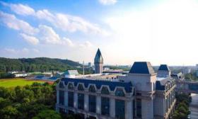 潜力无限的南信大，终于火了！“南京饭票大学”、扑棱蛾子、游泳馆和走不出的龙王山 