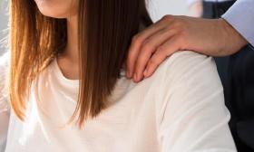 37岁男老师虐待女学生，10年后被揭发，被剥夺教师资格8年