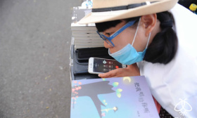 她因小儿麻痹症仅有2个手指能动，写下3本书，北漂摆摊卖书