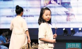 学生将岭南经典“穿”在身上