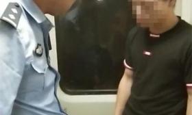 恶心到没边儿了！大学生火车上边看“黄片”边猥亵女童...