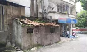又现天价“茅草学区房”，13平35万！连门都没有… 