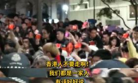 中国留学生高唱国歌压制“港独” 冒雨为国旗撑伞