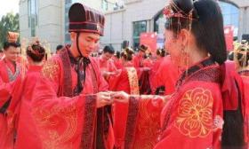兰州大学复古集体婚礼 中式礼服绣球亮了