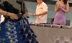 西安某高校食堂“美女阿姨”因着装是否提倡引争议