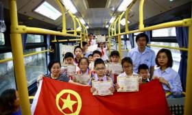 开学前第一课在公交车内上，学生们直呼“太好玩了”