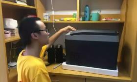 大一新生带着冰箱报到，学校的反应亮了
