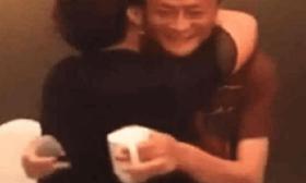 马云参加同学会，丝毫没有“首富”架子，被班花“强抱”引热议