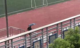 突下暴雨，江苏泰州13岁小学生冲到操场收国旗 网友：你收国旗的样子真帅！ 