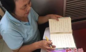 一夜爆红！64岁保洁阿姨大学公厕里读书，你还有啥理由不努力？