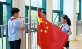 开学大片来袭！国旗下，爱国少年最燃 