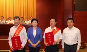 今天，市领导走下主席台，为泰州教育大咖颁奖…… 